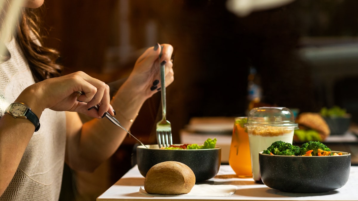 Ensalada antiinflamatoria con aguacate
