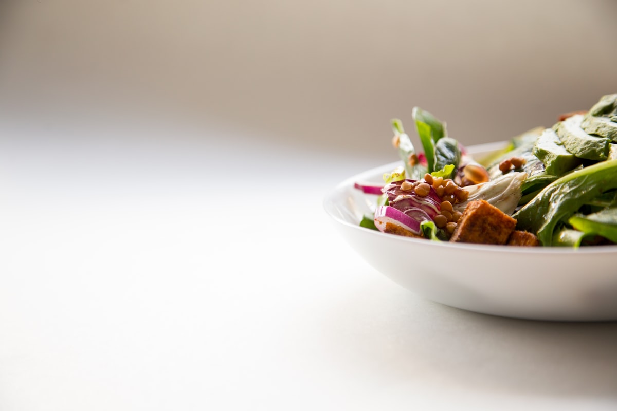 Plato de proteína con verduras